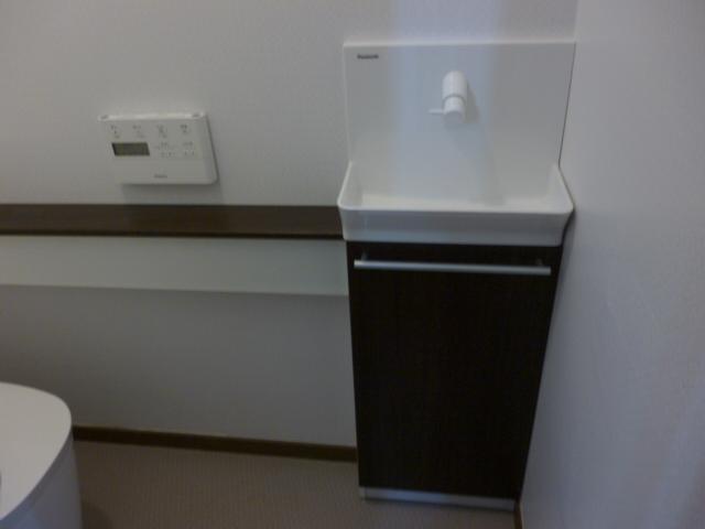 Toilet. Hand-washing toilet