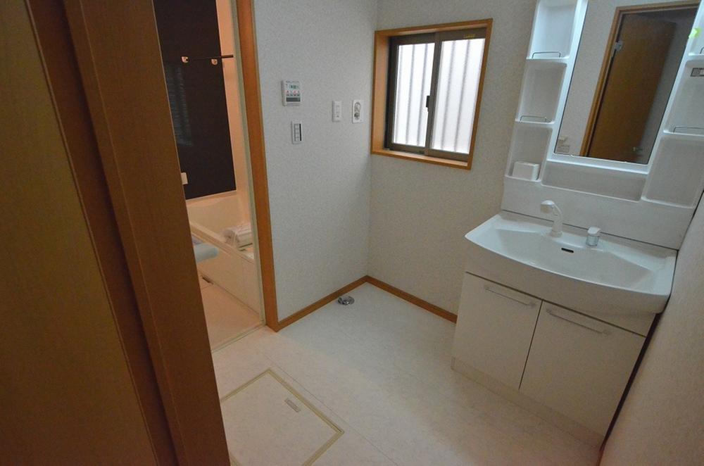 Wash basin, toilet. 1 Building washroom of