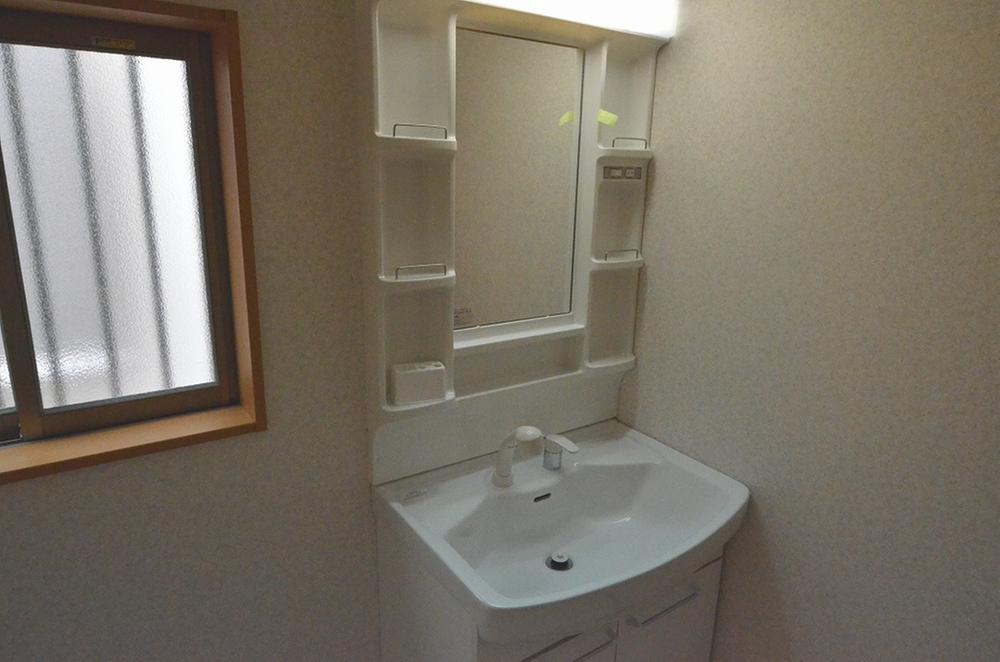 Wash basin, toilet. Wash basin of 1 Building