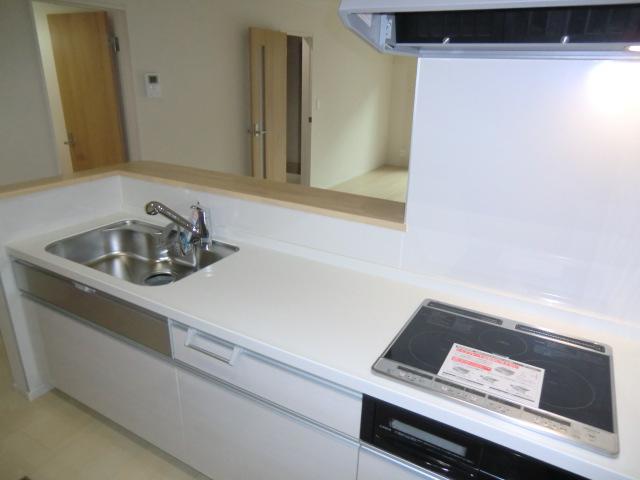 Same specifications photo (kitchen). Same specifications photo (kitchen) Slide storage! Water purifier with shower!