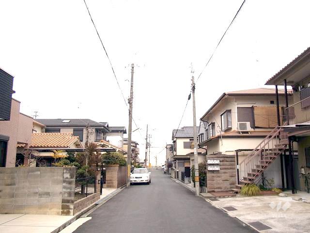 Local photos, including front road. Property of the south front of the road (from the west)