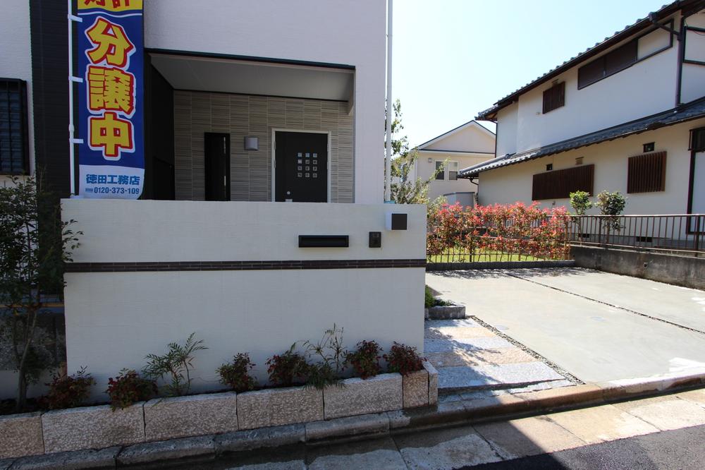 Building plan example (Perth ・ appearance). Your conclusion of a contract dwelling (former model house) Entrance porch fence. Our original construction fence of modern design to block also the line of sight from the road. (OP Construction)