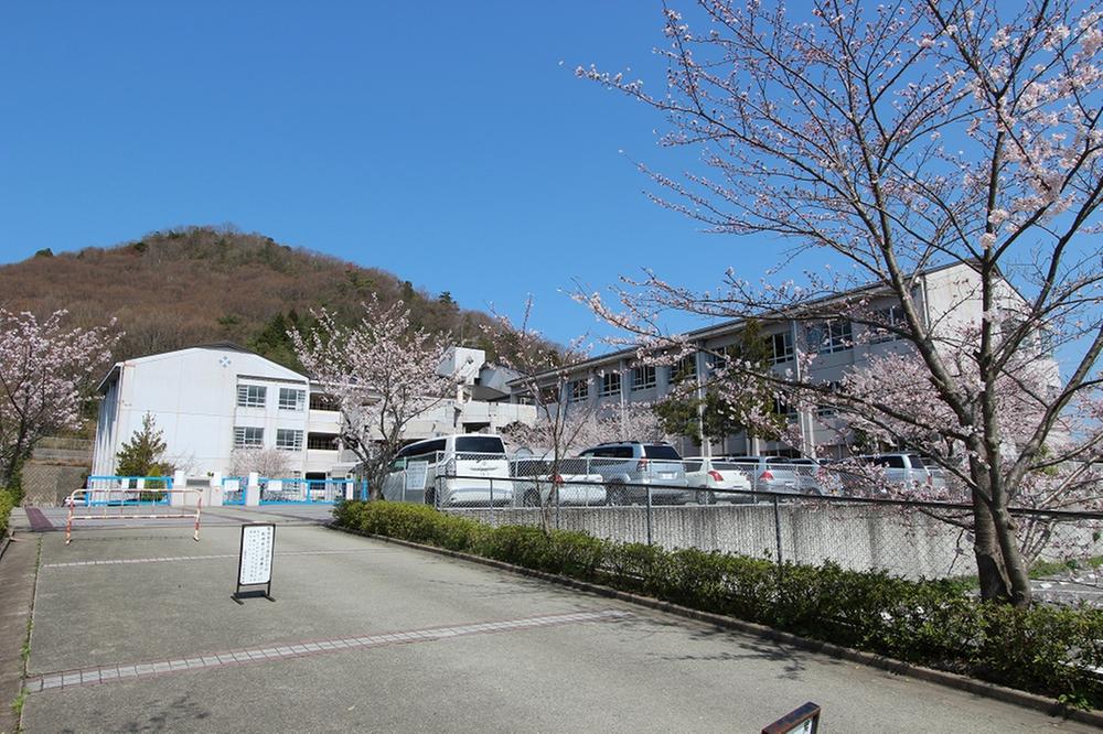 Primary school. Keyakizaka 300m Class number 14 class until Elementary (student number 402 persons) classroom wall is movable partitions, can be moved as needed, it can be partitioned into various shapes, The floor is carpeted. Library can be used freely at any time in the opening ceremony.