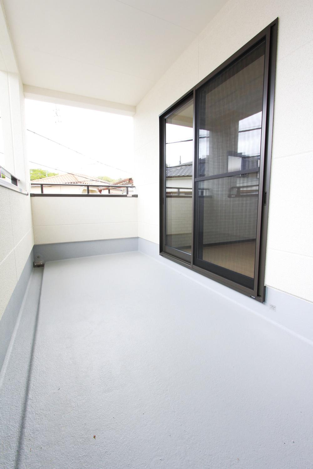 Balcony. Local (10 May 2013) is also peace of mind the day of shooting rain. Inner balcony with a roof. 