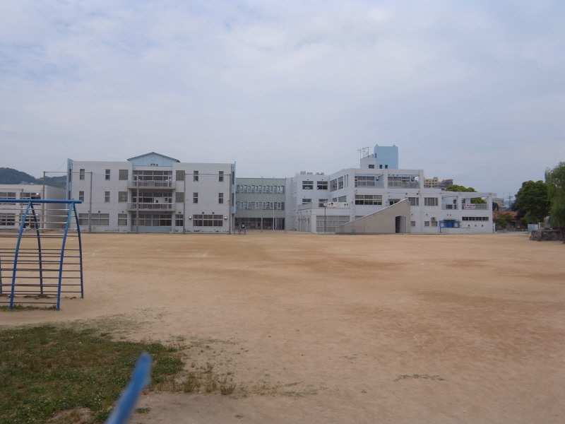 Primary school. Kawanishi 911m up to elementary school (elementary school)