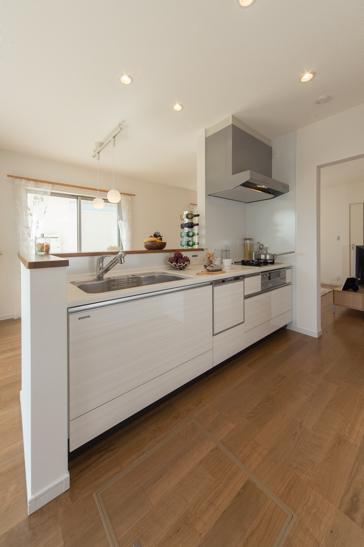 Power generation ・ Hot water equipment. The kitchen is dishwasher ・ In water purification function hand shower water washing equipment, Door also slowly closing soft-close storage. In addition standard equipped with a floor heating is also at the feet of the kitchen.