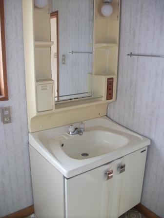 Wash basin, toilet. Shoot the wash basin