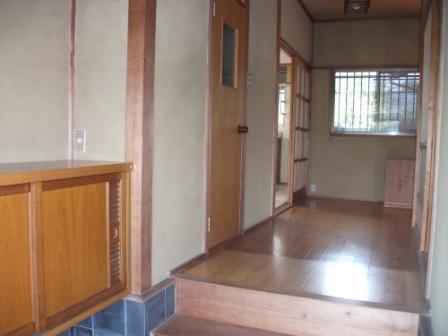 Entrance. Shoot the entrance hall