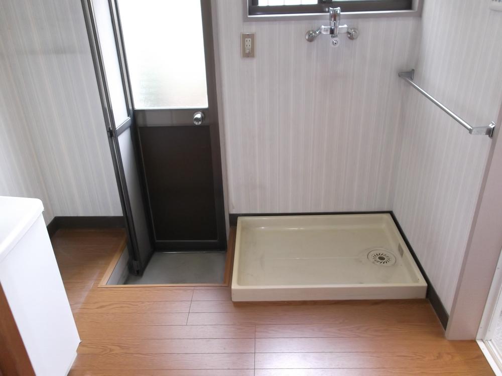 Wash basin, toilet. Indoor (11 May 2013) Shooting