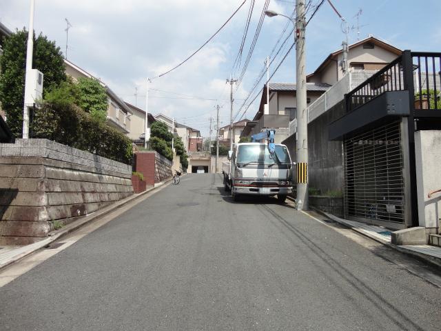 Local photos, including front road. Property of the north front of the road (from the west)