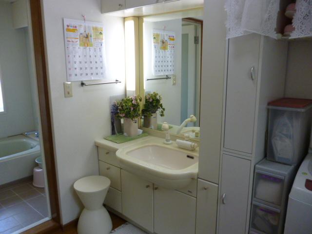 Wash basin, toilet. bathroom