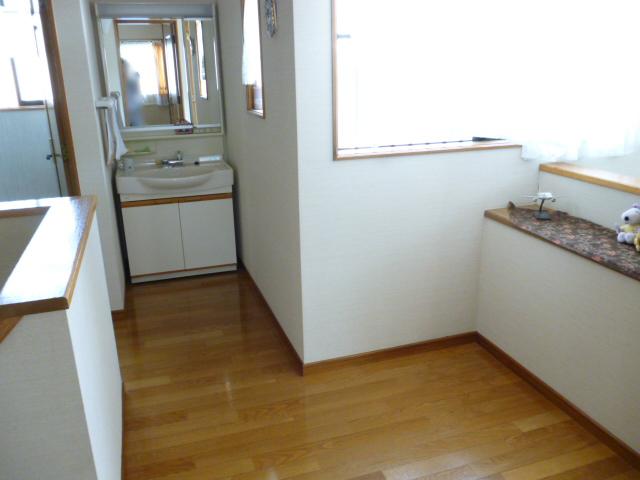 Wash basin, toilet. Second floor landing