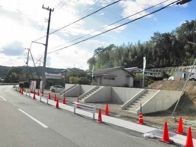 Local photos, including front road. Local (10 May 2013) Shooting