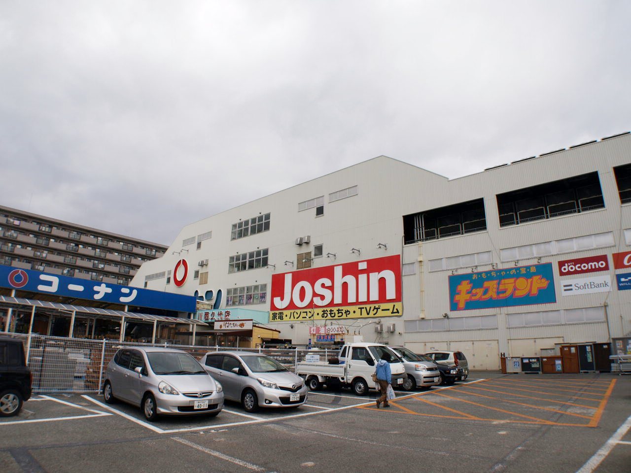 Home center. Joshin Kawanishi store up (home improvement) 468m