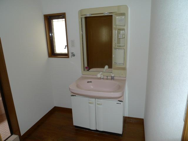 Wash basin, toilet. Room (August 2013) Shooting