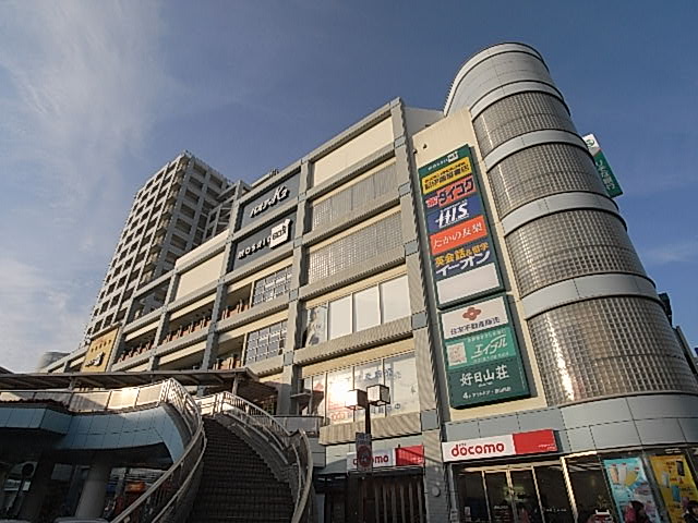 Shopping centre. 480m until the mosaic box (shopping center)