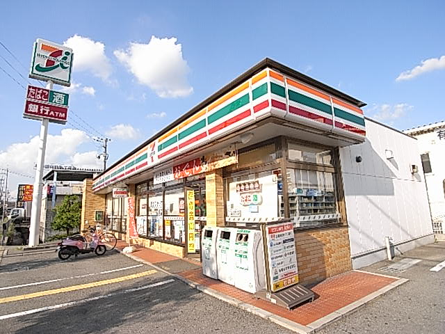 Convenience store. 550m to Seven-Eleven (convenience store)