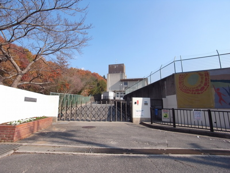 Primary school. Tada 1304m east to elementary school (elementary school)