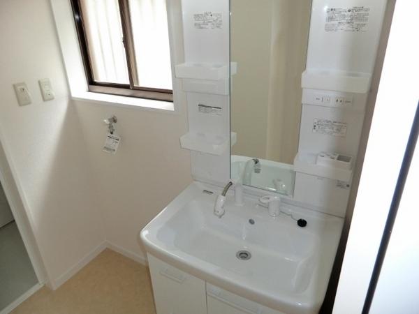 Wash basin, toilet. Already swapping also washstand