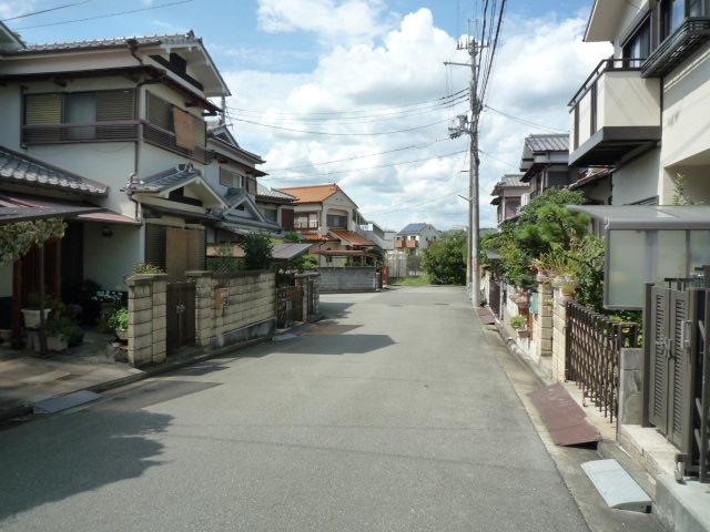 Local photos, including front road. Frontal road