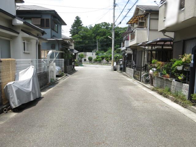 Local photos, including front road. Property of the north front of the road (from the east)