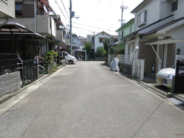 Local photos, including front road. Property of the north front of the road (from the west)