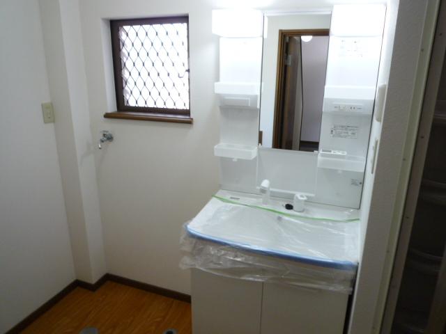 Wash basin, toilet. Shampoo dresser