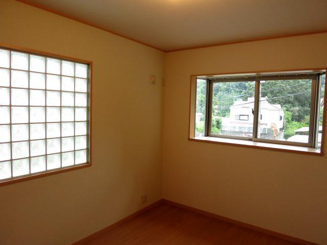 Non-living room. East side Western-style 6 Pledge