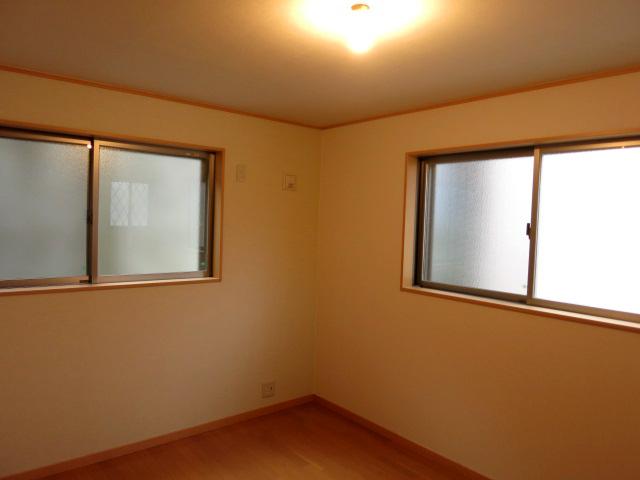 Non-living room. Northwest side Western-style 6 Pledge