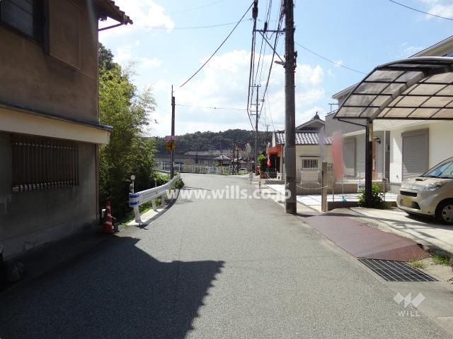 Local photos, including front road. Frontal road