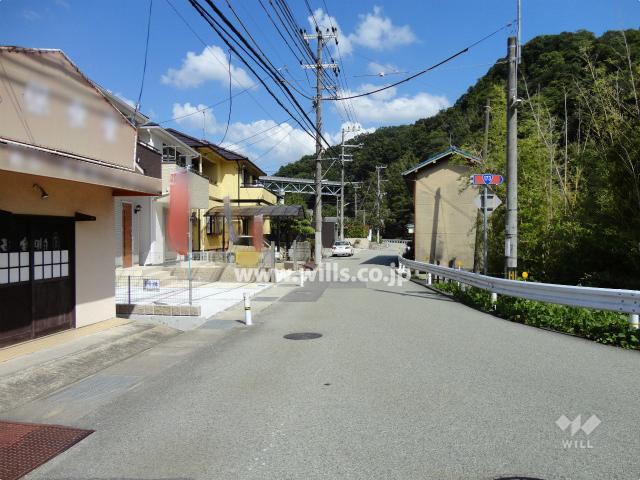 Local photos, including front road. Frontal road