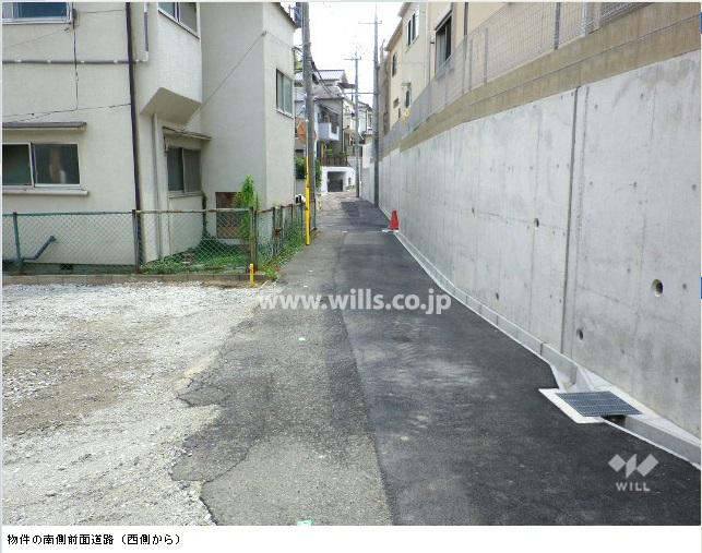 Local photos, including front road. Property of the south front of the road (from the east)