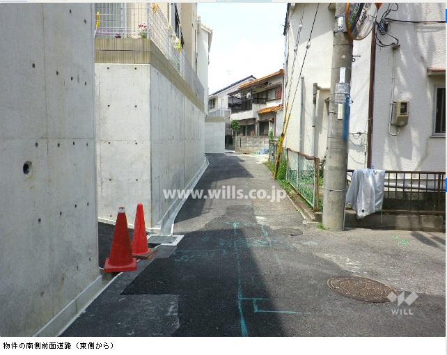 Local photos, including front road. Property of the south front of the road (from the west)