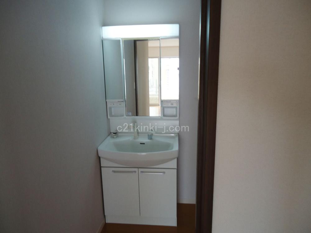 Other Equipment. With a large mirror, Slide shower