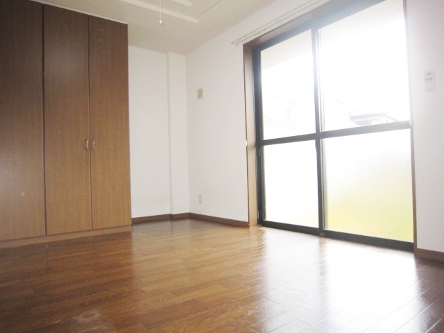 Living and room. 10.6 Pledge spacious bathroom