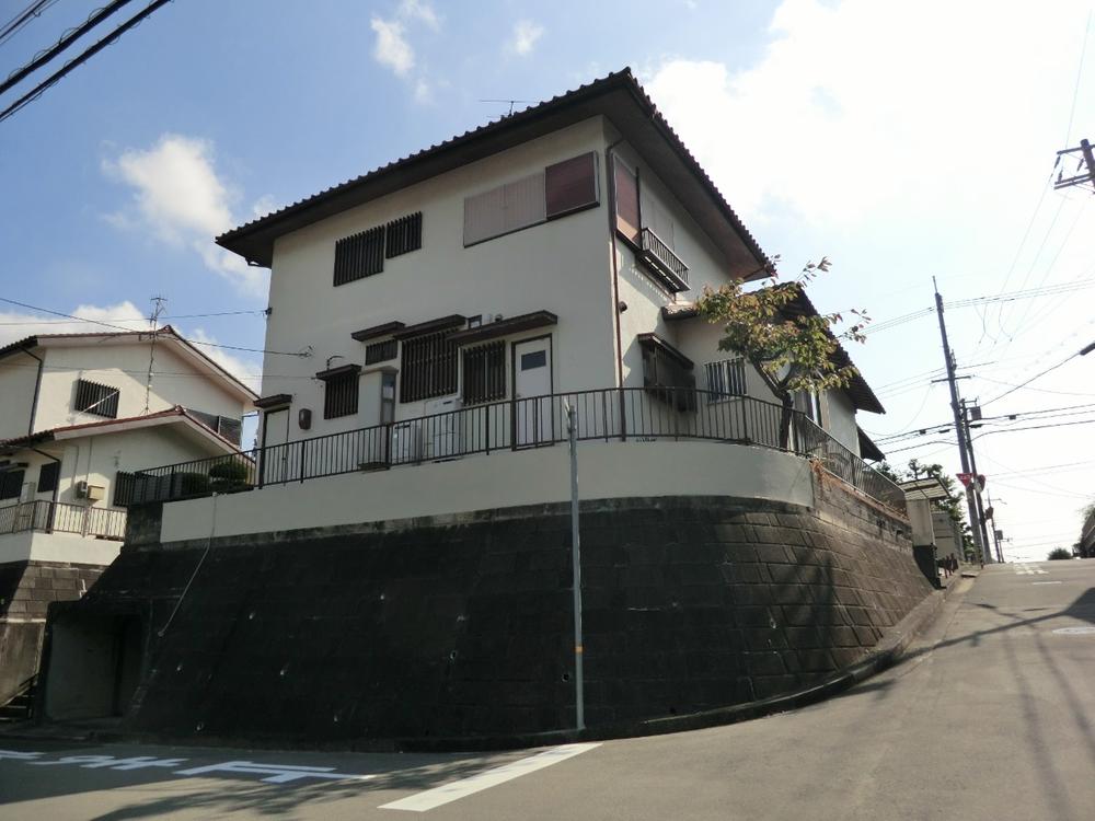 Local photos, including front road. Front road is 6m in the northwest of the corner lot