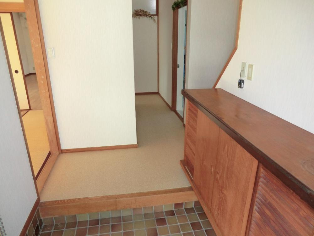 Entrance. A spacious entrance