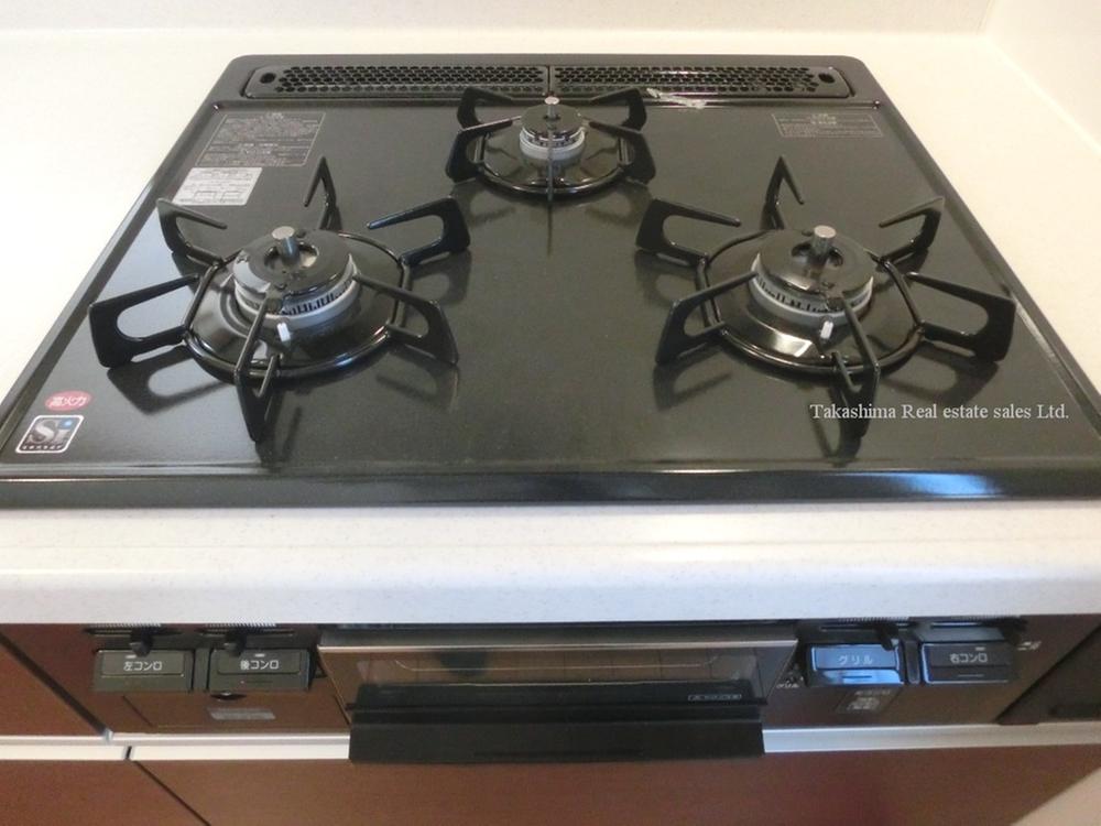 Kitchen. Glass top stove adopted