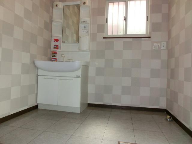 Wash basin, toilet. Local (August 2013) Shooting