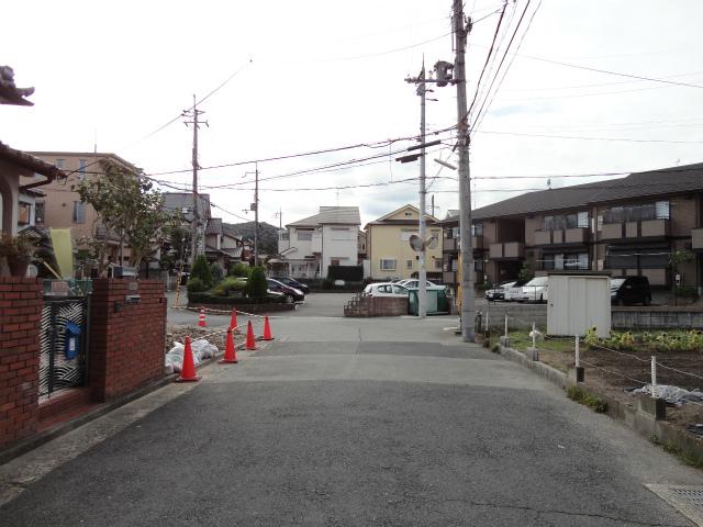 Local photos, including front road. Frontal road