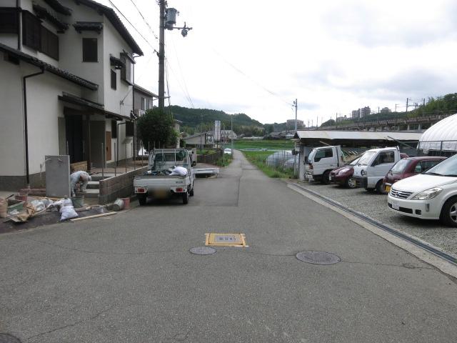 Local photos, including front road. Property of the north front of the road (from the east)