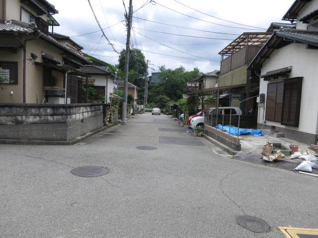 Local photos, including front road. Property of the east front of the road (from the north)