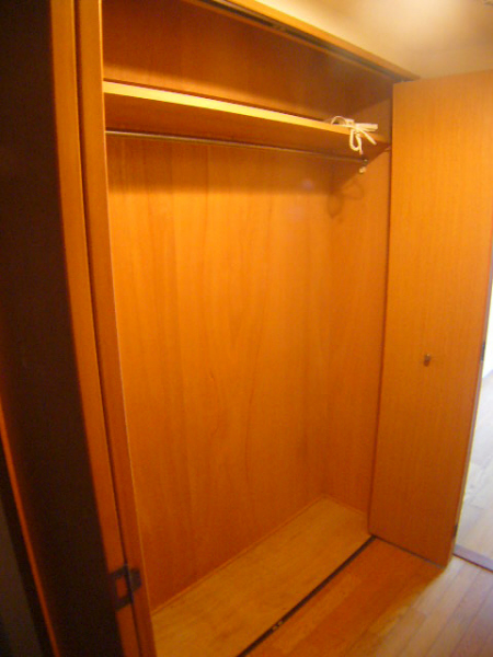 Receipt. It is decorated in 208 in Room.