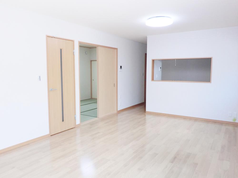 Same specifications photos (living). Same specifications photos (living) Unnecessary and easy care wax