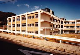 Junior high school. 818m to Kawanishi Municipal Seiwadai junior high school