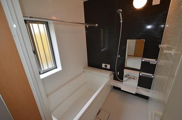 Same specifications photo (bathroom). Bathroom of construction cases