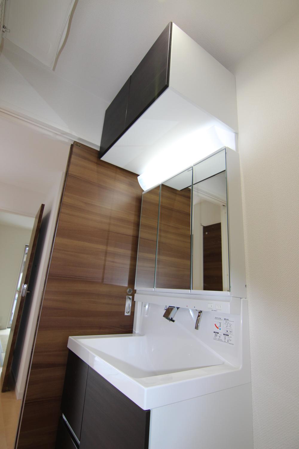 Wash basin, toilet. Indoor (11 May 2013) Shooting