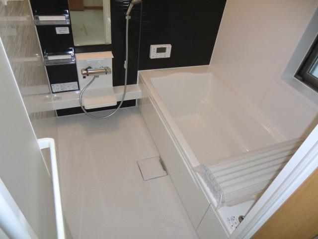 Bathroom. Local photo (bathroom) Bathroom heating dryer! Warm bath!