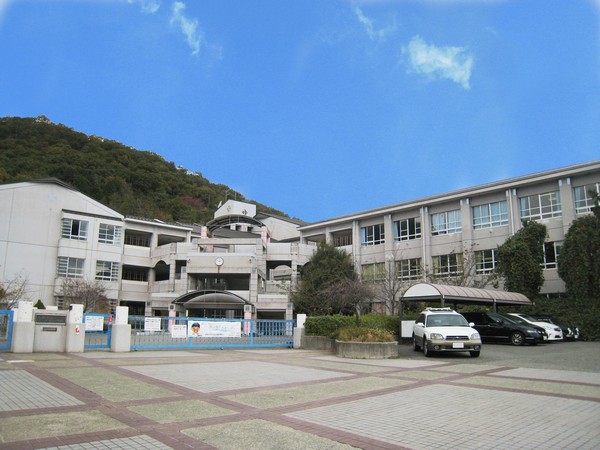 Primary school. Keyakizaka until elementary school 390m walk 5 minutes. Trying to study with your friends in the elementary school, which was blessed with natural. Echoing the voice of healthy children from the ground