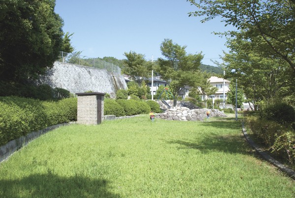 park. Many 100m lush park until the witch hazel park, Let Hashirimawaro Peppy. Rich in playground equipment such as slides and Sand. Children's favorite place